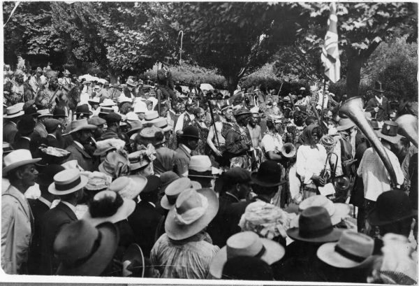 Crowd watching Santa Parade on Arawa Street